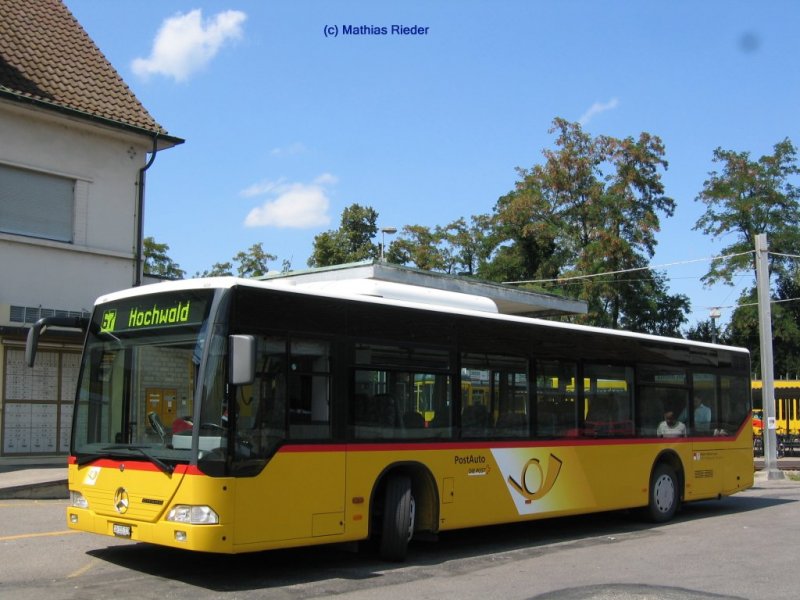 Am Samstag 18.08.07 wartet einen MB Citaro Postauto vor der Post in Dornach die SBB- Anschlsse ab.