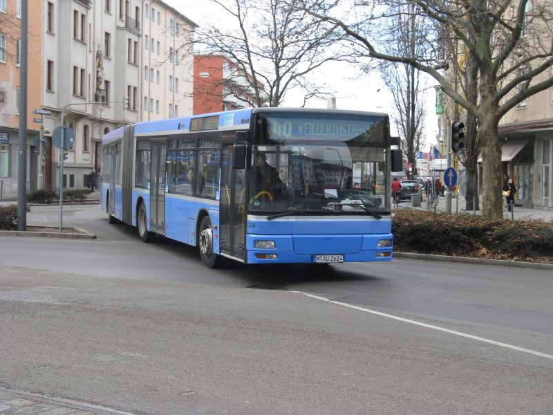 Am Streiktag der MVG (03.02.09) fhrt Autobus Oberbayerns Wagen 024 am Harras auf Linie N40 in seine Haltestelle ein.