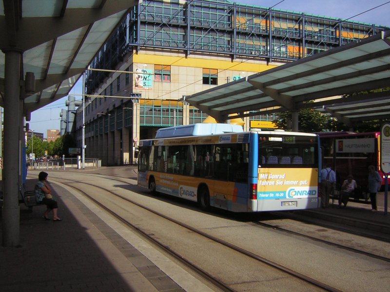 An der Haltestelle Saarbrcken-Hauptbahnhof ist ein MAN vorgefahren. Der Bus trgt Werbung der Firma Elektro Conrad.