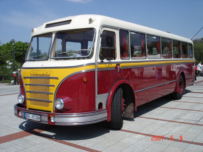 Anlsslich zur Einweihung am 04.05.07 des neuen Bahnsteiges des Haltepunktes Wilkau-Hasslau wurden auch Rundfahrten in historischen Bussen angeboten.Hier ein super restaurierter H6B/L Baujahr 1955.