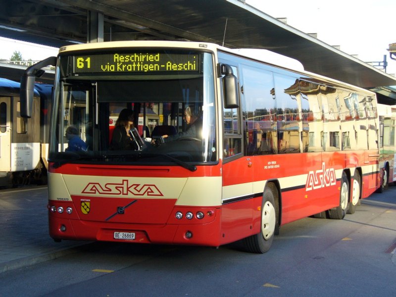ASKA - Volvo 8700  berlandbus  Nr.1  BE 26869 eingeteilt auf der Linie 61 nach Aeschi am warten auf dem Bahnhofplatz in Spiez am 20.09.2007