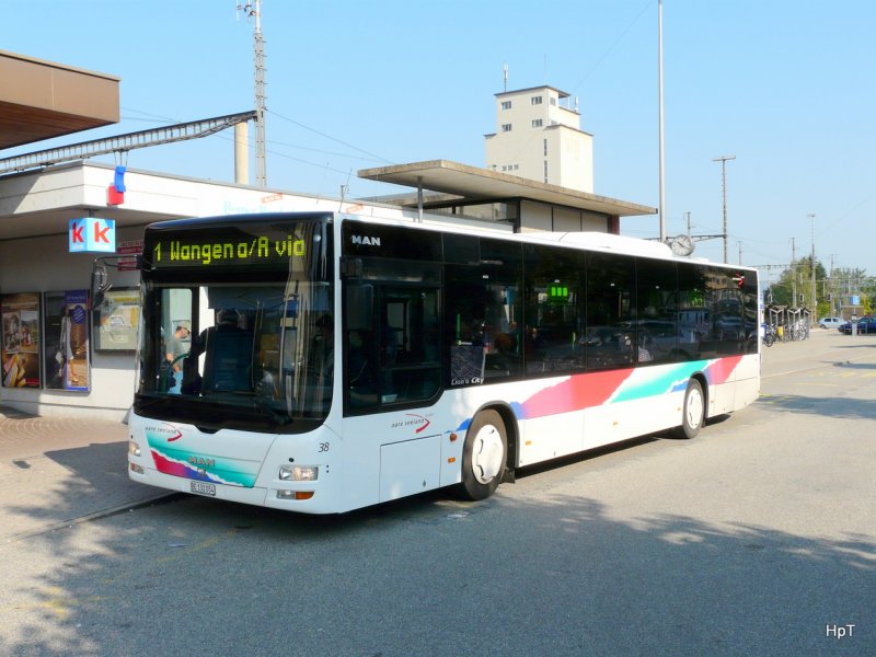 asm - MAN Lion`s City Bus Nr.38  BE 132054 unterwegs auf der Linie 1 bei den Haltestellen vor dem Bahnhof von Herzogenbuchsee am 08.09.2009