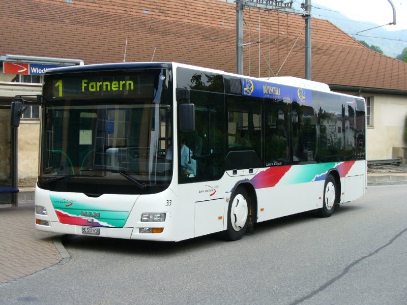 asm - MAN Regiobus Nr.33 BE 512610 Hier bei der Haltestelle vor dem Bahnhof von Wiedlisbach unterwegs nach Farnen am 07.09.2007
