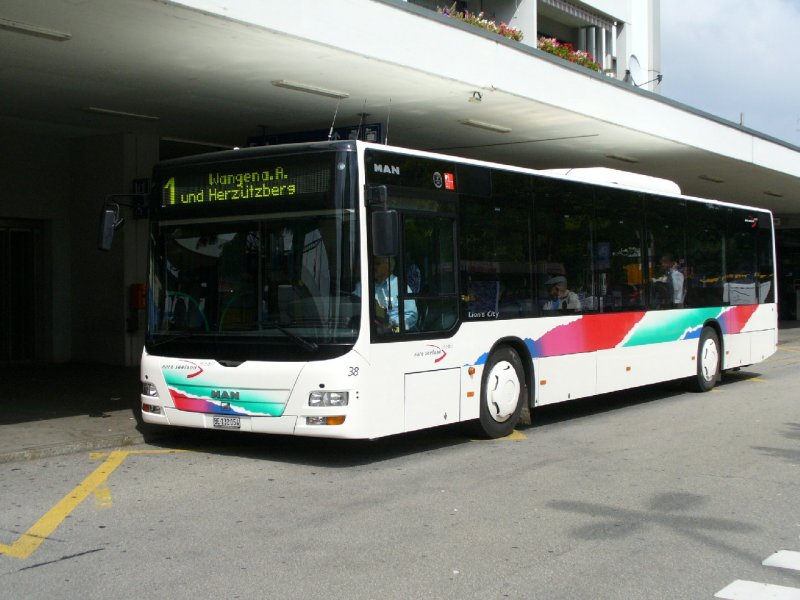 asm - MAN Regiobus Nr.38  BE 132054 bei der Haltestelle vor den Bahnhof in Langenthal am 07.09.2007