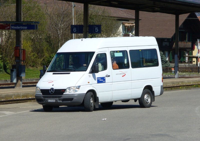 asm - Mercedes CDI Bus Nr.10 BE 378895 eingeteilt auf der Linie 9 von Niederbipp nach Farnen bei der Abfahrt von der Haltestelle beim Bahnhof von Nierdebipp am 06.04.2007