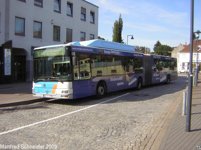 Auch auf diesem Foto ist ein MAN Gelenkbus zu sehen.  dieses Foto wurde am 11.09.2009 auf dem Dudweiler Dudoplatz aufgenommen.
