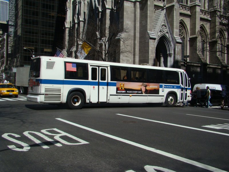 Auch mal von der Seite eines GMC-RTS (Rapid Transit Series) an der Saint Patrick's Cathedral's. Aufgenommen am 10.04.08