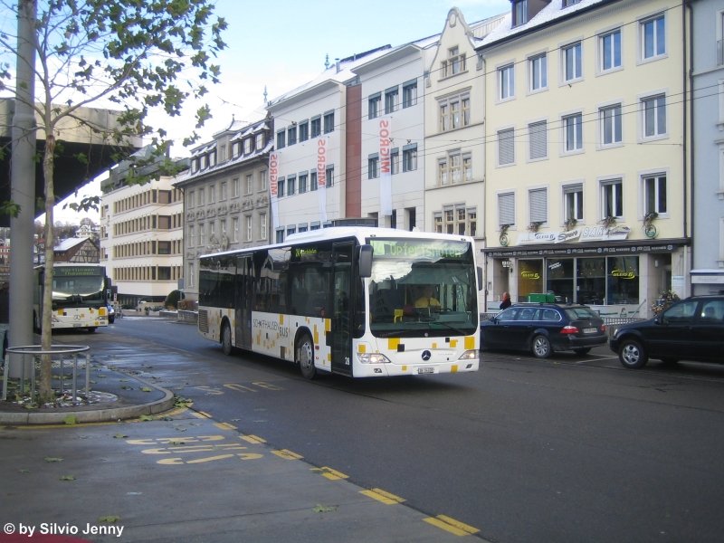 Auch die regionale Verkehrsbetriebe Schaffhausen, kurz RVSH, entschied sich fr neue CitaroII. Die RVSH sind zur Zeit die einzige Verkehrsbetriebe der Schweiz, die Fahrzeuge mit einer einflgeligen Tr zuvorderst, bestellt hatte. Bhf. Schaffhausen, 23.11.08