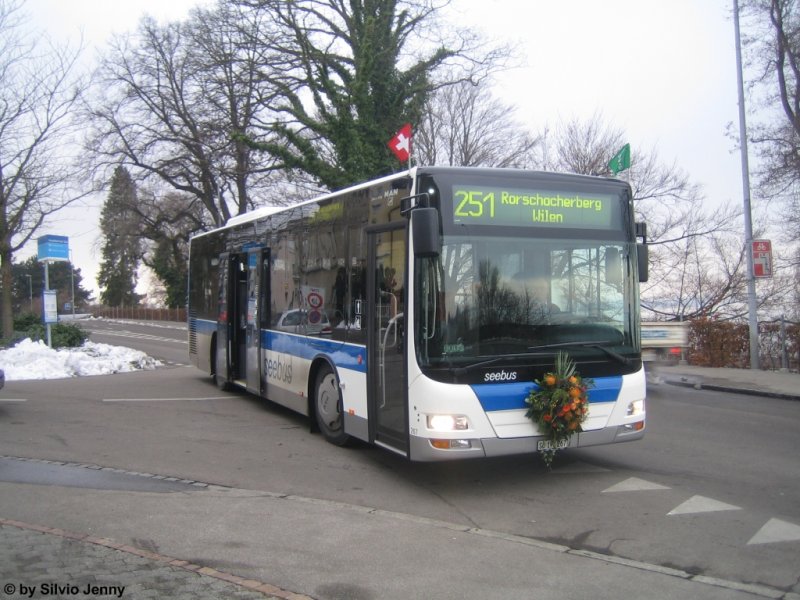 Auf den 14.12.08 nahm in Rorschach der Seebus seinen Betrieb auf. Es werden vorwiegend MAN Lion's Midi eingesetzt. Am 16.12.08 steht der MAN 267 beim Hauptbahnhof Sd, noch immer waren damals die Busse mit Fhnchen und Blumenstrusse geschmckt.