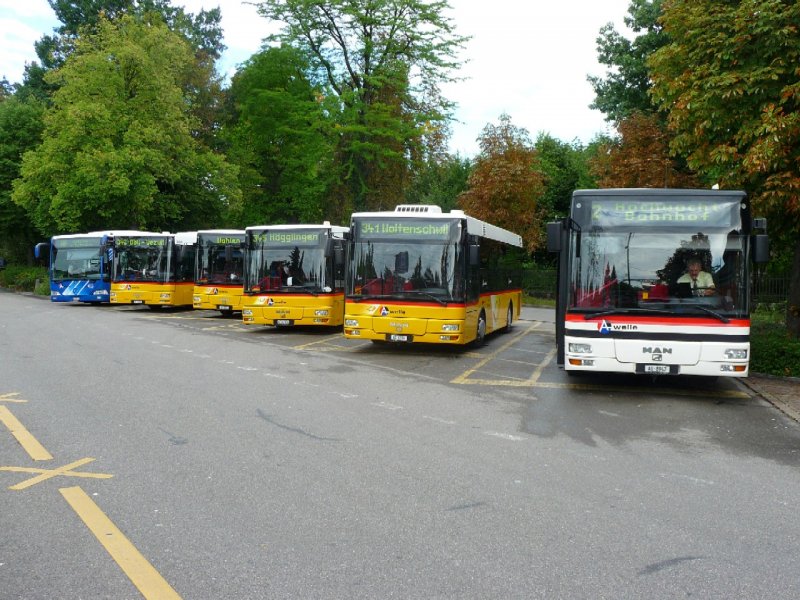 Auf dem Bahnhofplatz in Wohlen eine kleien Fahrzeugparade mit einem MAN der Ortsbus von Wohlen und 4 MAN Postauto sowie ein Mercedes Citaro der BD/WM ..Foto vom 05.09.2008