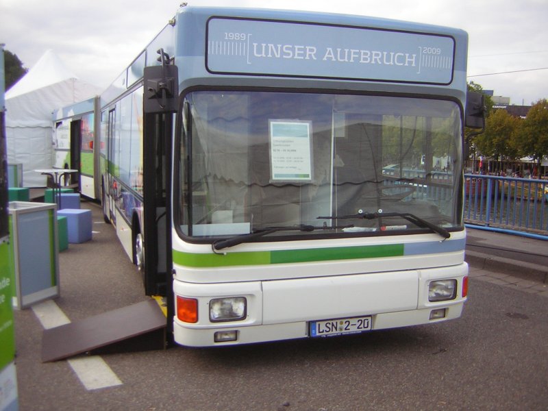 Auf diesem Foto ist ein Info-Bus zu 20 Jahre Deutsche Einheit zu sehen. Das Foto habe ich auf dem Brgerfest zum Tag der Deutschen Einheit in Saarbrcken gemacht. Die Aufnahme des Fotos war der 02.10.2009.