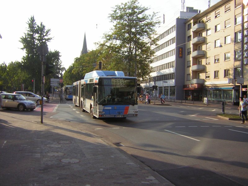 Auf diesem Foto ist ein MAN Bus zu sehen der gerade die Haltestelle Hansahaus anfhrt.