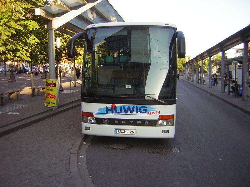 Auf diesem Foto ist ein Reisebus von Huwig Reisen zu sehen. Der Bus ist ein Setra S 400er Serie Comfort class.