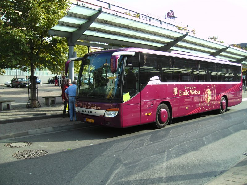 Auf diesem Foto ist ein Reisebus der Firma Emile Weber aus Luxemburg zu sehen. Der Bus fhrt mehmals am Tag die Strecke und zurck nach Saarbrcken.