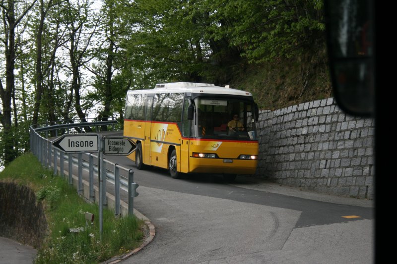 Auf der Fahrt nach Maglio di Colla wird auch der Kurze Umweg ber Insone gefahren. Whrend  mein  Bus diese kurze, aber steile Hin-
und Rckfahrt bereits abgeschlossen hat, wird TI 211'045 (Neoplan N312K, 1998) gleich nach Insone abbiegen. (30.4.2007)