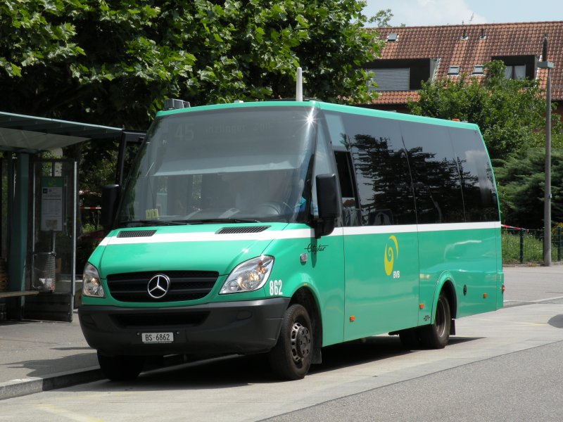 Auf der Kleinbus-Linie 35 und 45 verkehren seit kurzem die neuen Mercedes Citystar. Bus Nummer 862 bedient die Haltestelle Niederholz Bahnhof. Die Aufnahme stammt vom 02.07.2009.