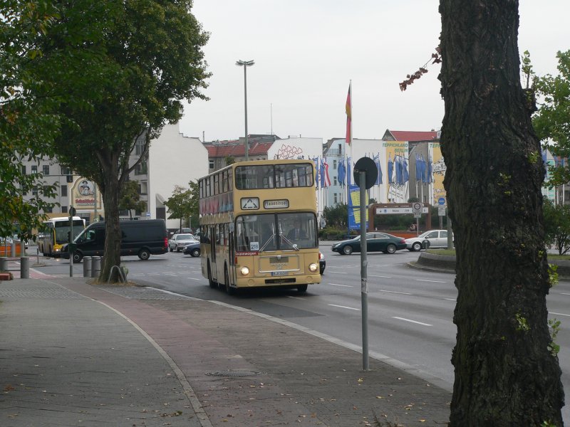 Auf der Linie 218 zwischen Messedamm/ZOB/ICC und der Pfaueninsel fhrt alle zwei Stunden ein historischer Bus. Er kann mit normaler Fahrkarte genutzt werden. Wir hatten das Vergngen, mit Fahrzeug 2626 zu fahren. 3.10.2009