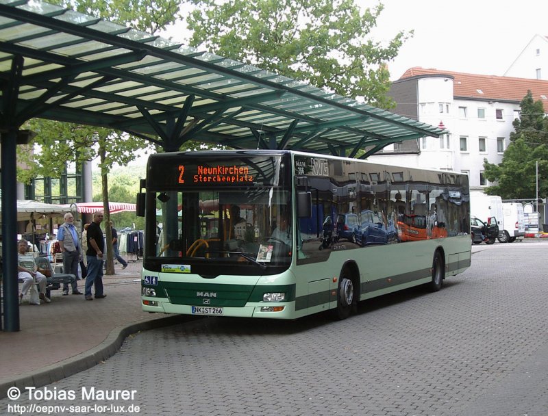 Aufgenommen wenige Tage nach der Ankunft in Neunkirchen: Wagen 266 am 26.08.05 an der Haltestelle Stummdenkmal. Die Haltestelle, bzw der Stadtkern wurde inzwischen vollstndig zu einem ZOB umgebaut.