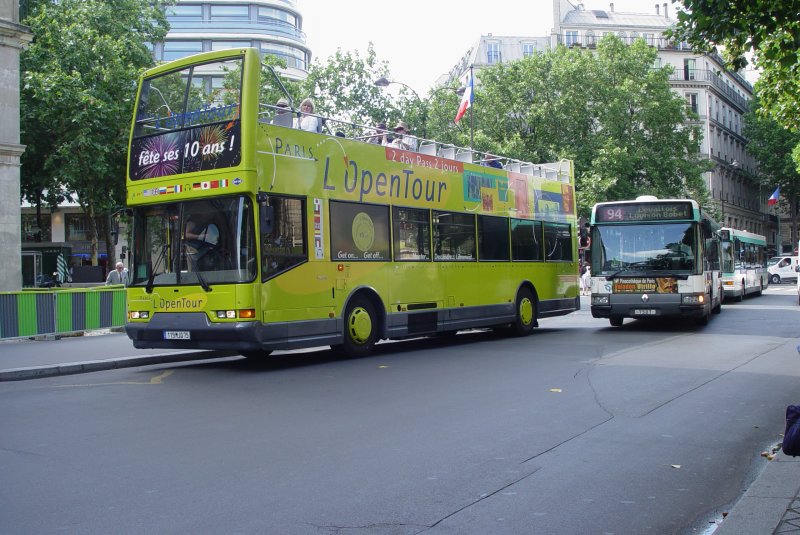 Auh dieser gelbe Stadtrundfahrtbus, den ich am 14.07.2009 in der Nhe der Madeleine in Paris sah, gehrt der Gesellschaft  L'open tour . Auch dieser Bus ist eine VOLVO Sonderbauart, zu dem Bus vor der Oper gibt es aber Unterschiede: die Scheinwerfer sind unterschiedlich und der gesamte untere Fahrgastbereich ist anders gestaltet