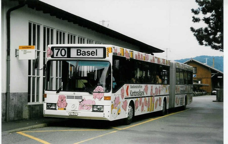 Aus dem Archiv: AAGL Liestal Nr. 94/BL 6701 Mercedes O 405G am 9. Juli 1998 Liestal, Bahnhof (mit Vollwerbung fr die  Basellandschaftliche Kantonalbank )