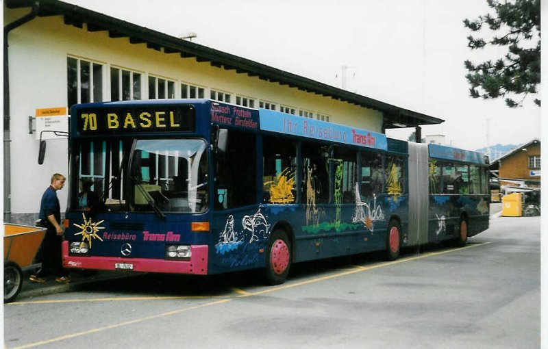 Aus dem Archiv: AAGL Liestal Nr. 92/BL 7432 Mercedes O 405GN am 9. Juli 1998 Liestal, Bahnhof (mit Vollwerbung fr  Reisebro TransAm )
