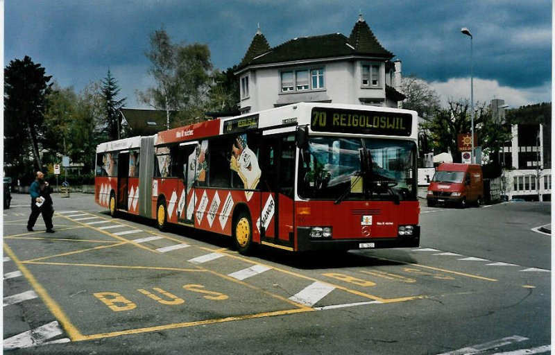 Aus dem Archiv: AAGL Liestal Nr. 90/BL 7603 Mercedes O 405GN am 19. April 1999 Liestal, Bahnhof (mit Vollwerbung fr  Einkaufen in Liestal )