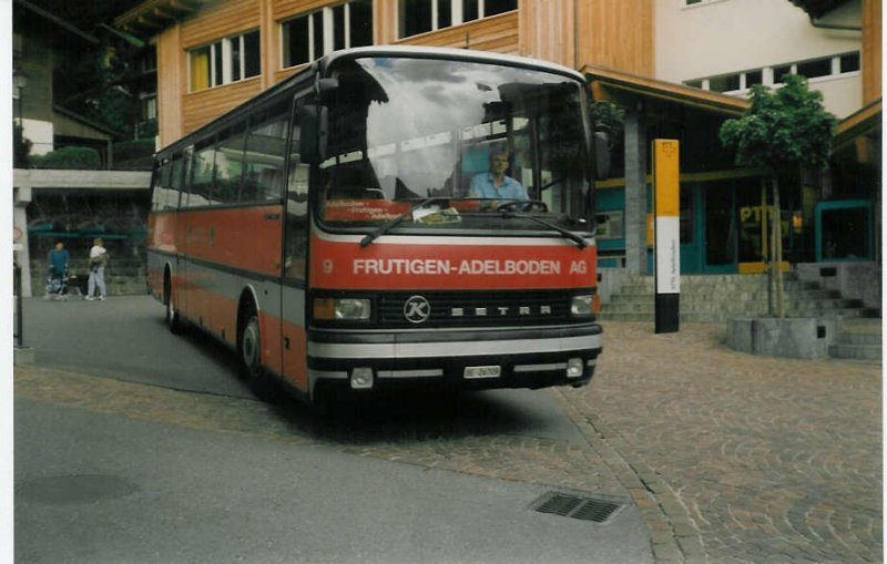 Aus dem Archiv: AFA Adelboden 9/BE 26'709 Setra Jahrgang 1990 am 17. August 1997 Adelboden, Autobahnhof
