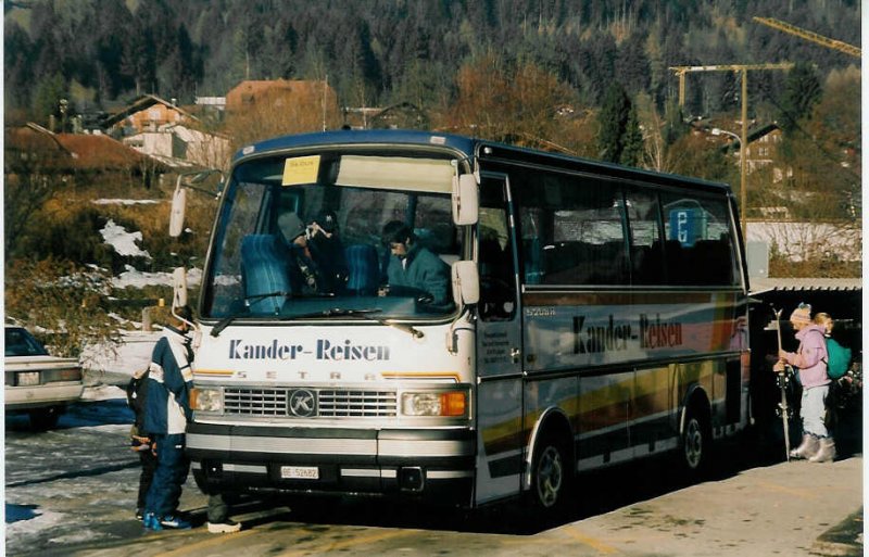 Aus dem Archiv: Kander-Reisen, Frutigen Nr. 1/BE 52'682 Setra am 30. Dezember 1998 Frutigen, Bahnhof
