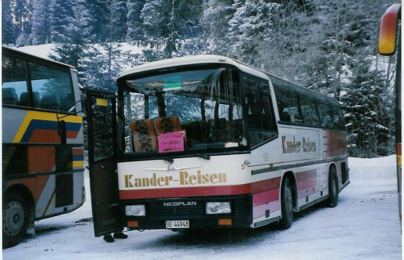 Aus dem Archiv: Kander-Reisen, Frutigen Nr. 5/BE 44'948 Neoplan am 12. Januar 1999 Adelboden, Unter dem Birg (Einsatz am Ski-Weltcup von Adelboden)