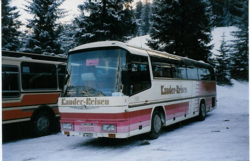 Aus dem Archiv: Kander-Reisen, Frutigen Nr. 3/BE 66'132 Neoplan am 12. Januar 1999 Adelboden, Unter dem Birg (Einsatz am Ski-Weltcup von Adelboden)