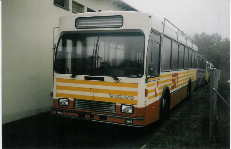 Aus dem Archiv: STI Thun Nr. 17 Volvo/Lauber (ex SAT Thun Nr. 17) am 5. November 1997 Thun, Garage