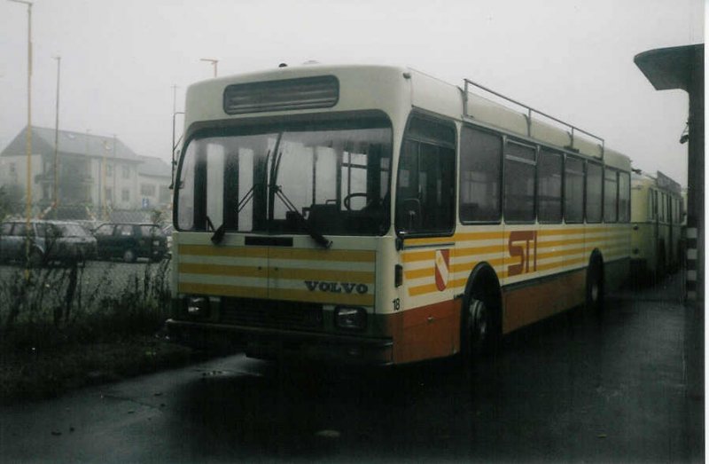 Aus dem Archiv: STI Thun Nr. 18 Volvo/Lauber (ex SAT Thun Nr. 18) am 5. November 1997 Thun, Garage