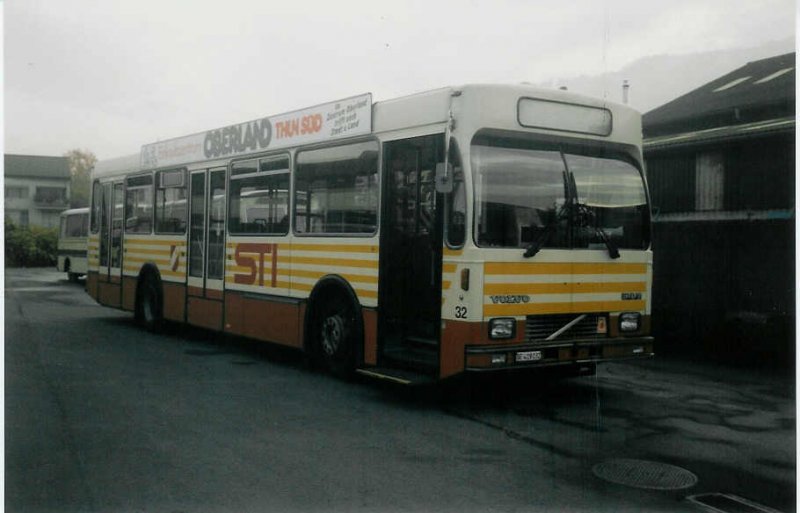 Aus dem Archiv: STI Thun Nr. 32/BE 419032 Volvo/R&J (ex SAT Thun Nr. 32) am 6. November 1997 Thun, Garage