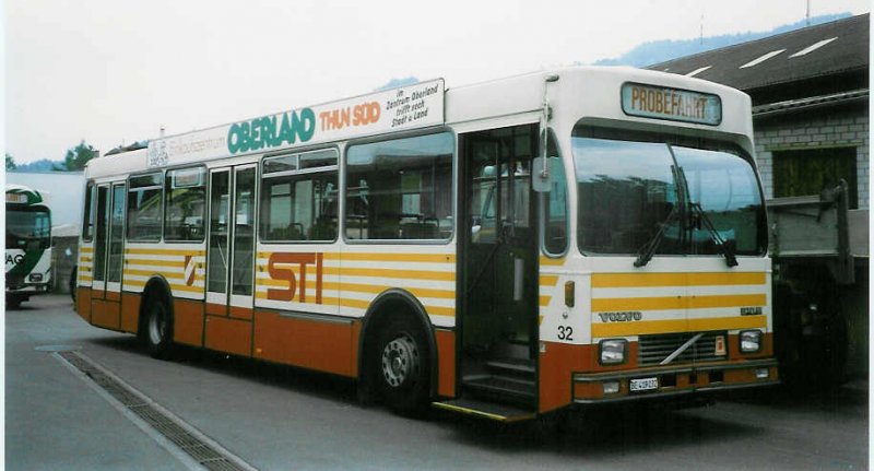 Aus dem Archiv: STI Thun Nr. 32/BE 419'032 Volvo/R&J (ex SAT Thun Nr. 32) am 22. Mai 1998 Thun, Garage