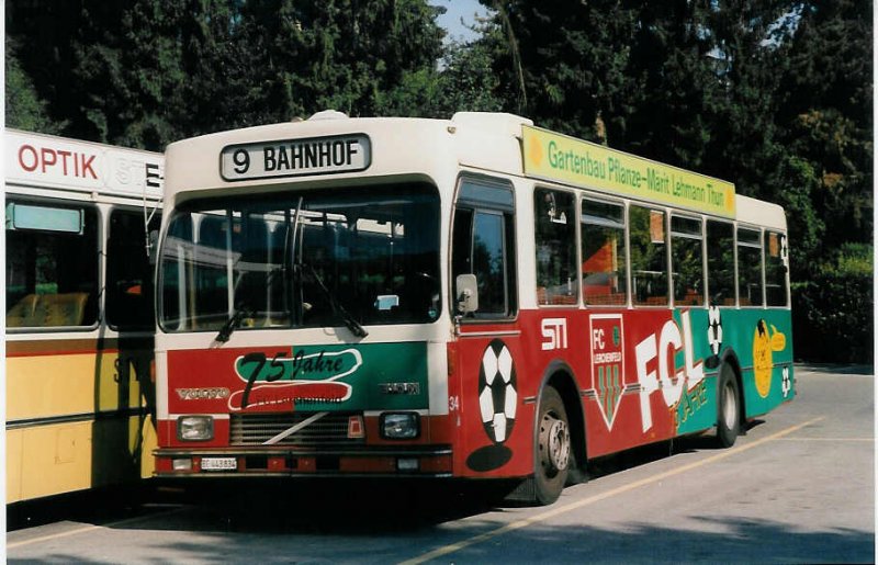 Aus dem Archiv: STI Thun Nr. 34/BE 443'834 Volvo/R&J (ex SAT Thun Nr. 34) am 8. August 1998 Thun, Schifflndte (mit Vollwerbung zum 75-jhrigen Jubilum des FC Lerchenfeld)