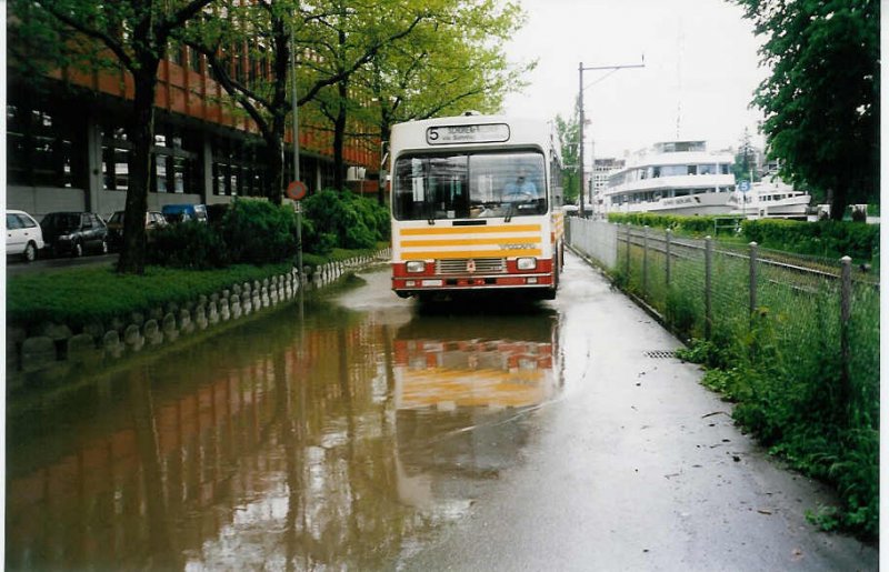 Aus dem Archiv: STI Thun Nr. 26/BE 419'025 Volvo/R&J (ex SAT Thun Nr. 26) am 14. Mai 1999 Thun, Rosenau (whrend dem Hochwasser in Thun)