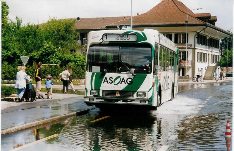 Aus dem Archiv: STI Thun Nr. 27/BE 419'027 Volvo/R&J (ex SAT Thun Nr. 27) am 16. Mai 1999 Gwatt bei Thun (mit Vollwerbung fr  ASOAG ; whrend dem Hochwasser in Thun)