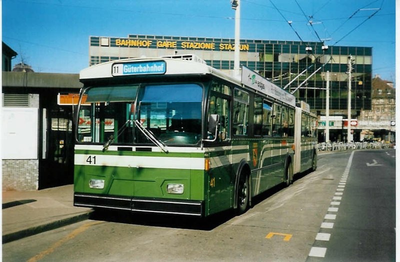 Aus dem Archiv: SVB Bern Nr. 41 FBW/R&J Gelenktrolleybus am 19. Februar 1998 Bern, Bahnhof