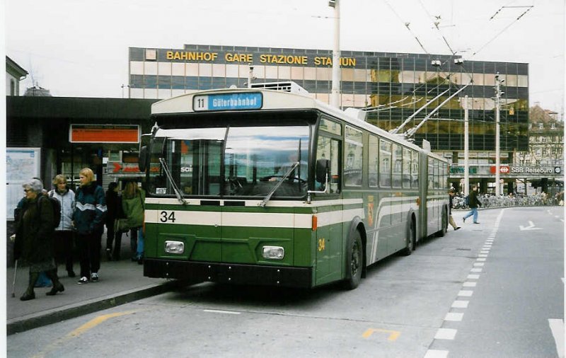 Aus dem Archiv: SVB Bern Nr. 34 FBW/Gangloff Gelenktrolleybus am 16. Mrz 1998 Bern, Bahnhof