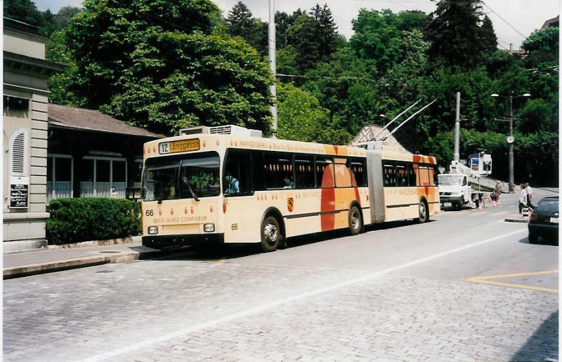 Aus dem Archiv: SVB Bern Nr. 66 Volvo/Hess Gelenktrolleybus am 12. Juli 1999 Bern, Brengraben (mit Vollwerbung fr  Beck Glatz )