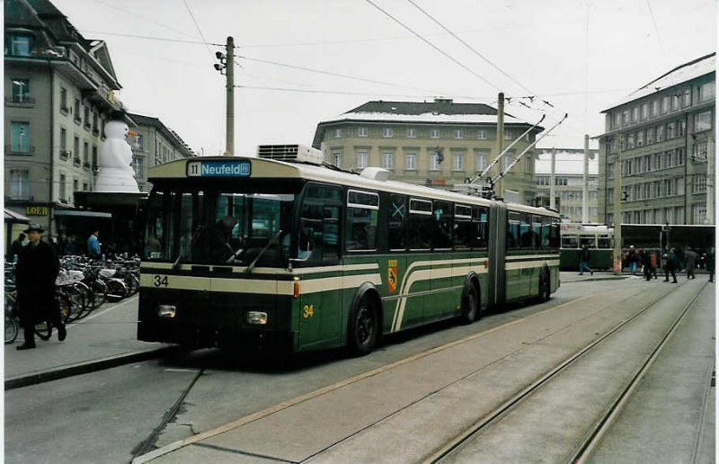 Aus dem Archiv: SVB Bern Nr. 34 FBW/Gangloff Gelenktrolleybus am 25. November 1999 Bern, Bahnhof