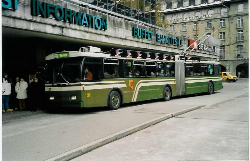 Aus dem Archiv: SVB Bern Nr. 31 FBW/Hess Gelenktrolleybus am 25. November 1999 Bern, Bahnhof