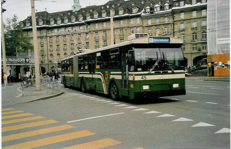Aus dem Archiv: SVB Bern Nr. 45 FBW/R&J Gelenktrolleybus am 26. November 1999 Bern, Bahnhof