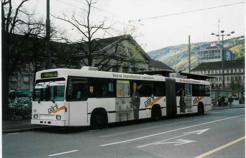 Aus dem Archiv: VB Biel Nr. 69 Volvo/R&J Gelenktrolleybus am 12. Oktober 1998 Biel, Bahnhof (mit Vollwerbung  Prli Heizungs-Installateur )