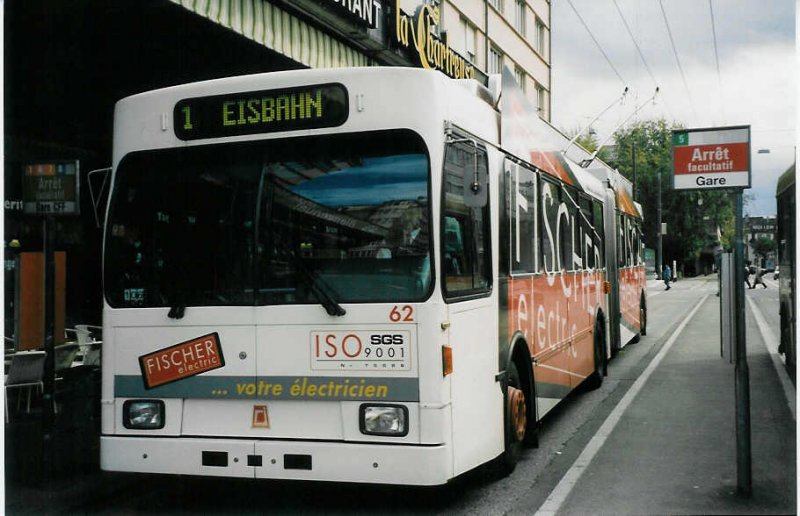 Aus dem Archiv: VB Biel Nr. 62 Volvo/R&J Gelenktrolleybus am 12. Oktober 1998 Biel, Bahnhof (mit Vollwerbung  FISCHER electric )