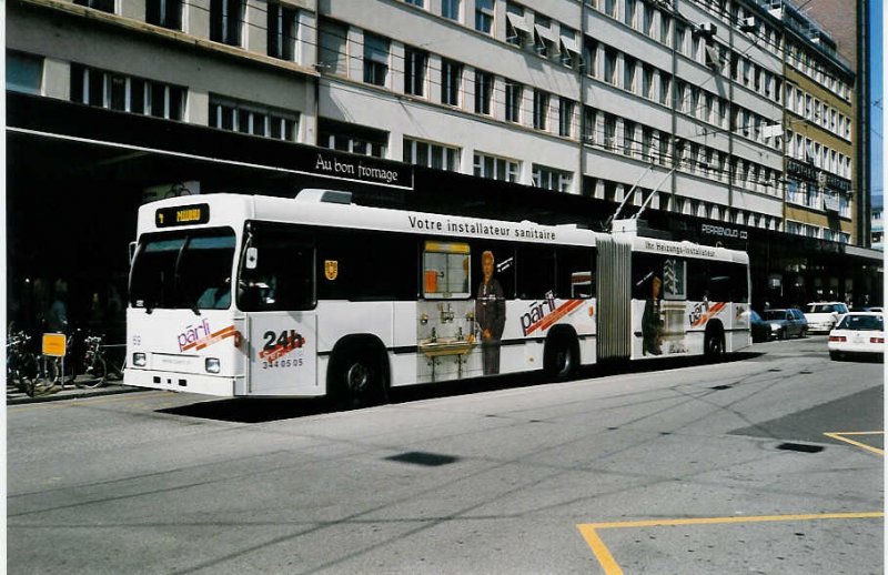 Aus dem Archiv: VB Biel Nr. 69 Volvo/R&J Gelenktroflleybus am 13. Mrz 1999 Biel, Bahnhof (mit Vollwerbung  Prli Heizungs-Installateur )