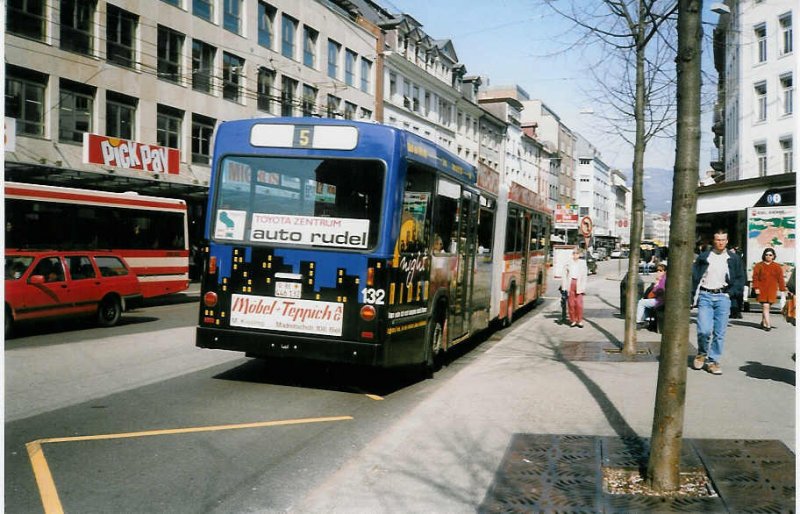 Aus dem Archiv: VB Biel Nr. 132/BE 446'132 Vokvo/R&J an 13. Mrz 1999 Biel, Guisanplatz (mit Werbung fr den Nachtbus; jedoch nur der Nachlufer!)