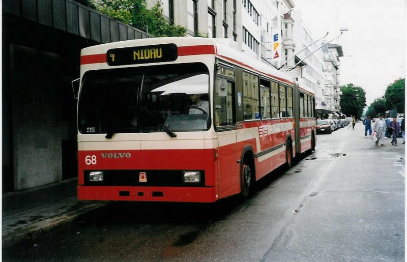 Aus dem Archiv: VB Biel Nr. 68 Volvo/R&J Gelenktrolleybus am 10. Juli 1999 Biel, Nidaugasse