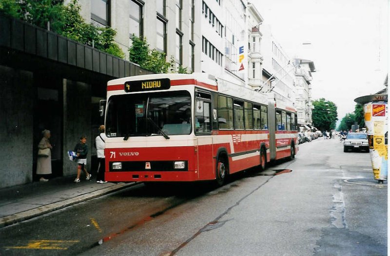 Aus dem Archiv: VB Biel Nr. 71 Volvo/R&J Gelenktrolleybus am 10. Juli 1999 Biel, Nidaugasse