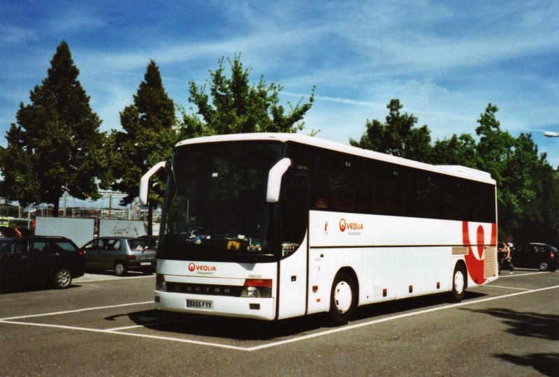 Aus England: VEOLIA Nr. 74'024/BX55 FYV Setra am 5. August 2009 Thun, Seestrasse